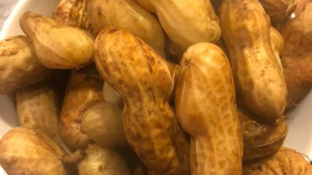 【剥く手間を 誰もいとわぬ 茹で落花】